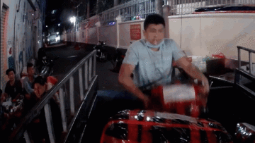 Nam thanh niên ngang nhiên trộm đồ trên xe ba gác của shipper