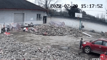 Ô tô bốc cháy dữ dội ngay sau khi bé trai đốt miếng cách âm ở mui xe