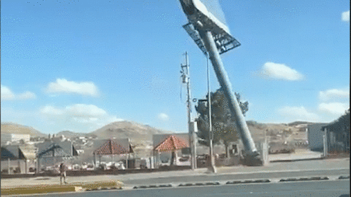 Biển quảng cáo đổ sập, người đi bộ thoát chết nhờ nữ tài xế nhanh trí