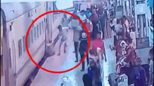 Trượt chân bị tàu hỏa kéo lê, người đàn ông may mắn thoát chết