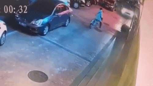 Khoảnh khắc cô gái đi xe đạp tránh kịp ô tô điện mất lái lao lên vỉa hè