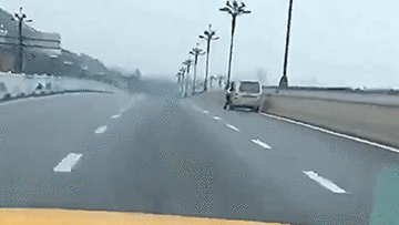 Tài xế xe tải kéo lê cảnh sát gần 1km trên đường để tẩu thoát