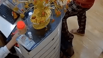 Người phụ nữ mua hàng rồi dùng chân trộm ví cực chuyên nghiệp