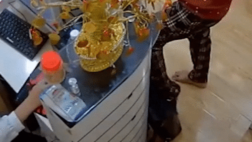 Người phụ nữ mua hàng rồi dùng chân trộm ví cực chuyên nghiệp