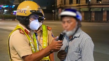 Vi phạm nồng độ cồn, người đàn ông nói chỉ uống 2 chai, không đáng xử phạt