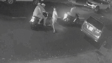 Nhóm đối tượng tạt sơn, ném chai bia, dọa bắn nhân viên nhà hàng