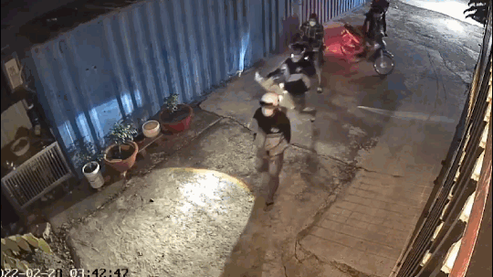 Nhóm thanh niên dùng gậy gộc trộm 10 con gà, dọa giết chủ nhà gây xôn xao