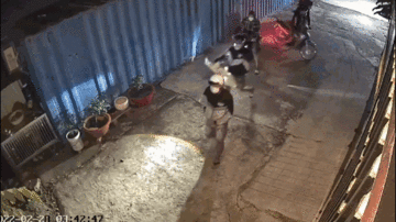 Nhóm thanh niên dùng gậy gộc trộm 10 con gà, dọa giết chủ nhà gây xôn xao