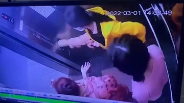 Bức xúc người phụ nữ dùng chân đóng cửa trong thang máy
