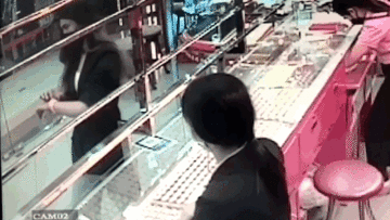 Giả nữ khách hàng giàu có ôm 3 lắc vàng bỏ chạy gặp ngay cảnh sát đi tuần