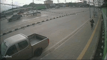 Khoảnh khắc người phụ nữ phản xạ kịp thời tránh bị bánh xe văng trúng