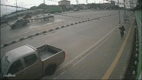 Khoảnh khắc người phụ nữ phản xạ kịp thời tránh bị bánh xe văng trúng