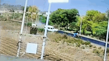 Tránh xe đạp, SUV bị mất lái, lộn 7 vòng trước khi tông vào xe máy