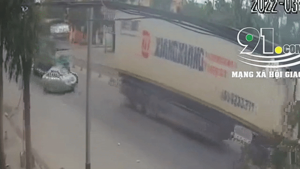 Xe con bẹp dúm sau khi bị kẹp giữa xe tải và xe container