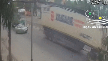 Xe con bẹp dúm sau khi bị kẹp giữa xe tải và xe container