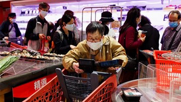 Covid-19: Dân Hong Kong hoảng loạn gom hàng, Singapore mở cửa du lịch