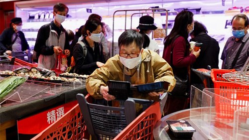 Covid-19: Dân Hong Kong hoảng loạn gom hàng, Singapore mở cửa du lịch