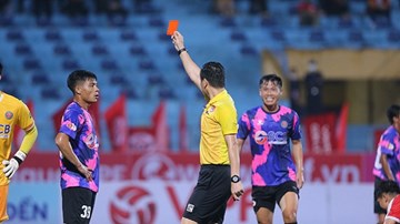 HLV Sài Gòn - Viettel ý kiến trái chiều về tấm thẻ đỏ 'thay đổi cục diện'