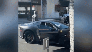 Lái siêu xe bị dí súng cướp giữa ban ngày