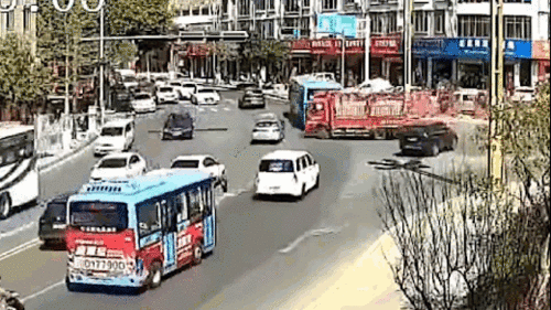 Khoảnh khắc chủ cửa hàng tránh kịp chiếc xe tải lao tới trong tích tắc