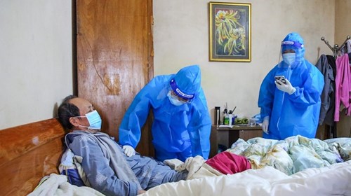 Hà Nội 3 vạn F0 mỗi ngày, nhân viên y tế phường quần quật từ sáng tới khuya