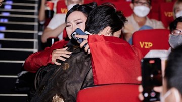Phương Thanh xưng mẹ con, khóc òa ôm K-ICM giữa sự kiện