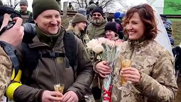 Đám cưới của cặp đôi quân nhân ngay tại chốt canh giữ ở thủ đô Kiev