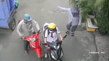 Khoảnh khắc cặp đôi lớn tuổi dàn cảnh trộm điện thoại của nữ sinh lớp 11