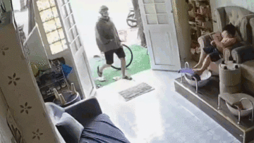 Người đàn ông xông vào nhà giật điện thoại của bé trai