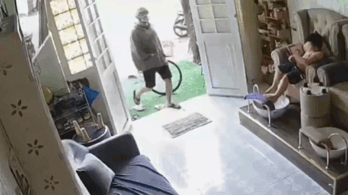 Người đàn ông xông vào nhà giật điện thoại của bé trai