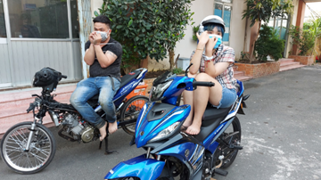 CSGT vây bắt, 'quái xế' tháo chạy va vào container