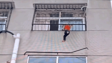 Hai nam sinh giải cứu bé gái 2 tuổi lơ lửng ngoài cửa sổ căn hộ tầng 5