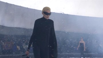 Balenciaga mang thời sự nóng và sự lãng phí vào show thời trang