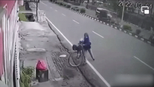 Đạp xe ngược chiều, người phụ nữ thoát chết trước đầu ôtô