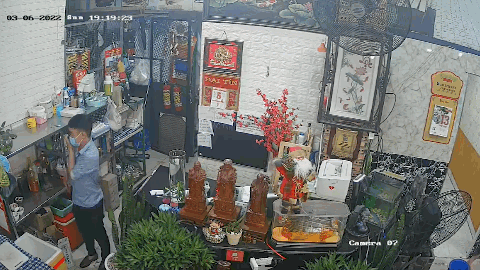 Khách bảnh bao trộm điện thoại của nữ nhân viên, quỵt cả tiền nhậu