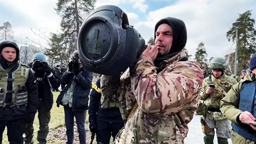 Binh lính Ukraine học cách dùng vũ khí chống tăng mới được viện trợ