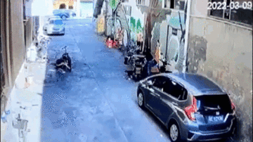 Đang sạc, xe điện bất ngờ phun lửa cao vài mét, cháy trơ khung sau 1 phút