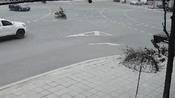 Cố vượt qua ngã tư, xe bán tải tông văng người đi xe máy