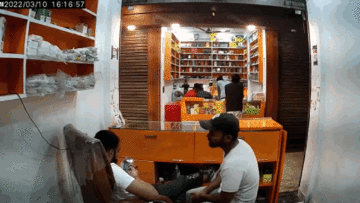 Smartphone bất ngờ phát nổ, cháy dữ dội trên tay người đàn ông