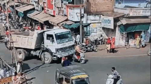 Nữ giáo viên bị xe tải cuốn vào gầm thoát chết trong gang tấc