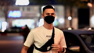 Trung vệ Việt kiều Adriano Schmidt được săn đón trong ngày hội quân