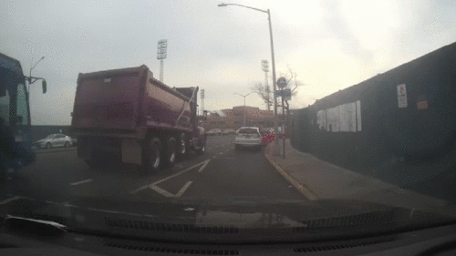 Khoảnh khắc xe buýt lao vào đuôi xe ben đang dừng giữa đường