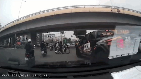 Xe bán tải cố tình chèn xe máy giữa ngã tư khiến nhiều người khó hiểu