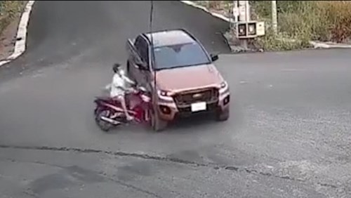 Người đàn ông phóng xe như ‘tên bắn’ đâm thẳng vào ô tô