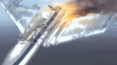 Thảm họa máy bay vỡ toác giữa trời, hóa 'sao chổi' lao xuống biển