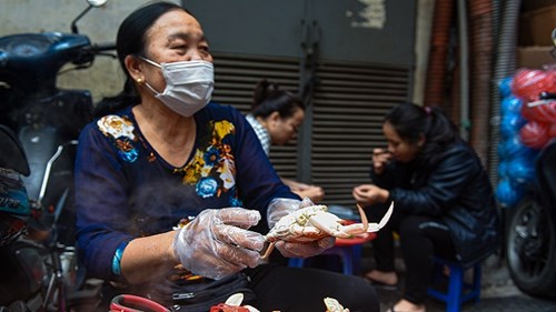 Bà chủ U70 bán ghẹ ở vỉa hè Hà Nội, ngày thu gần 20 triệu đồng