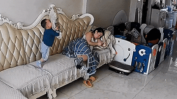 Ngã từ trên ghế xuống sàn nhà, bé trai 2 tuổi được chiếc gối 'cứu sống'