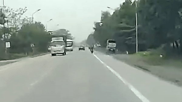 Cú đánh lái &apos;thần sầu&apos; của tài xế xe tải cứu người đàn ông đi xe máy