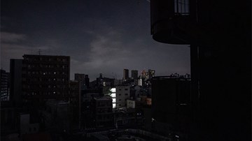 Cảnh Tokyo rung lắc, chìm vào bóng đêm trong trận động đất 7,3 độ richter