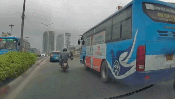 Vượt ẩu trên cầu, người đàn ông đi xe máy suýt bị cuốn vào gầm xe buýt